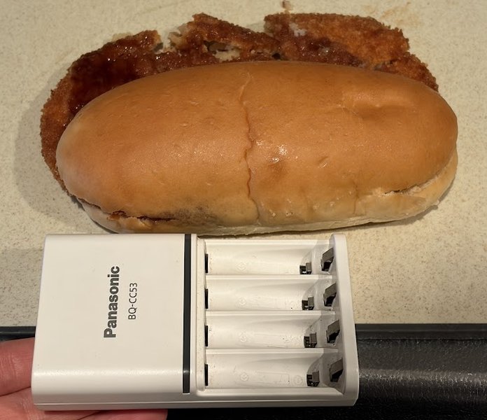 もちづきさんコラボコロッケパンサイズ比較