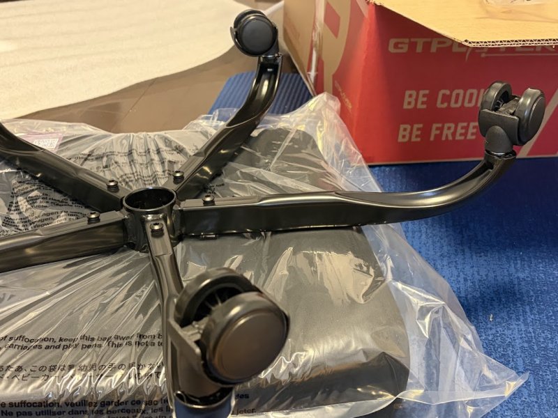 ゲーミングチェアの足部分