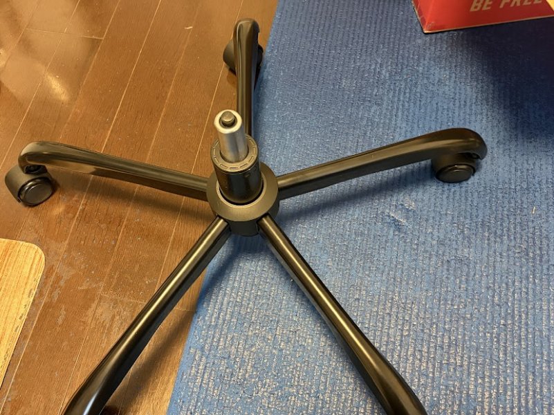 ゲーミングチェアの足部分完成