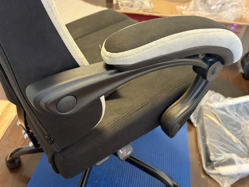 ゲーミングチェア手すり