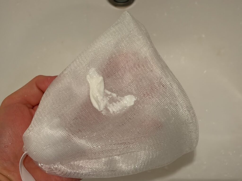 100均の洗顔ネット濡らす