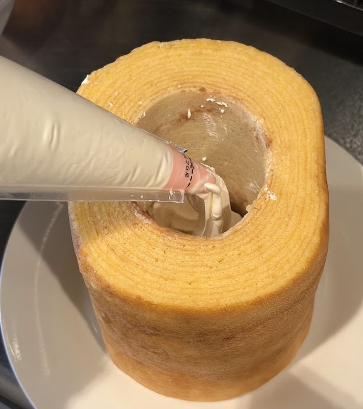 誕生日のバームクーヘンに生クリーム