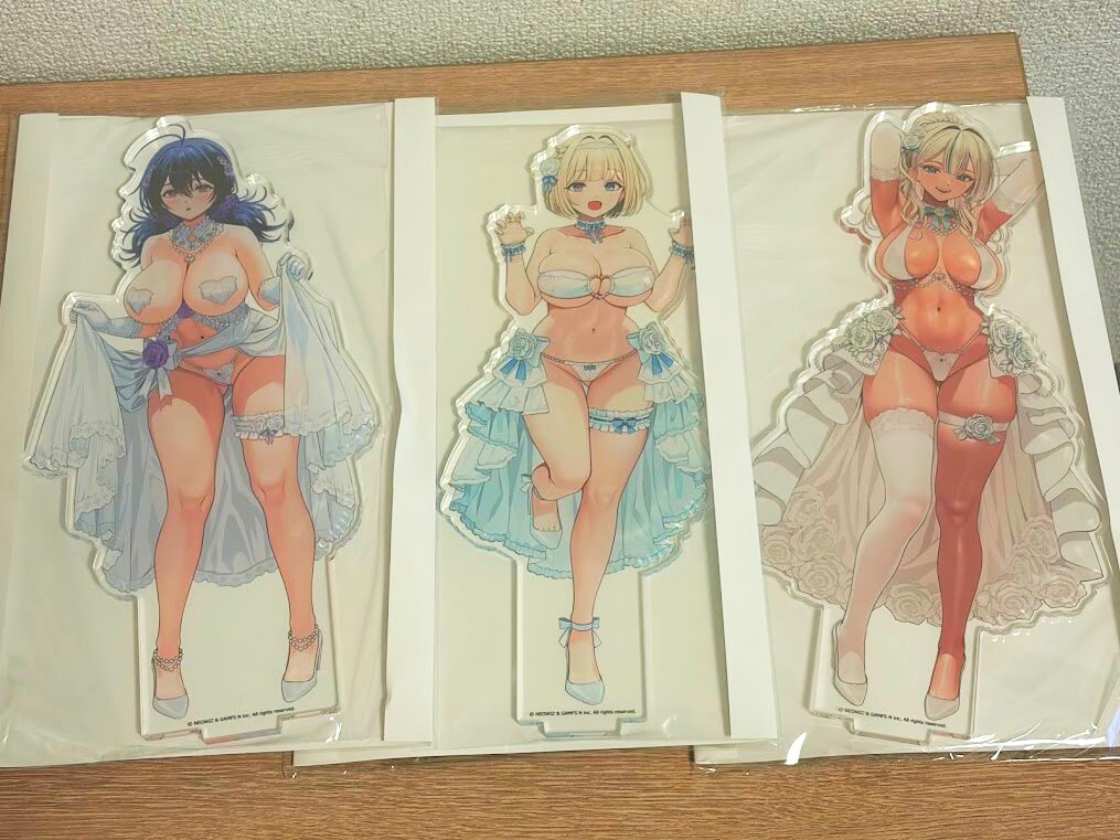 ブラウンダスト2の水着ウェディングのアクスタ3人