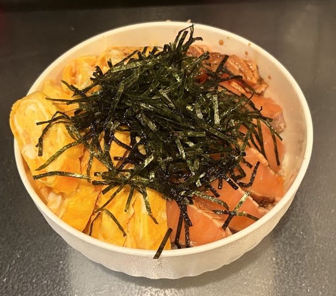 サーモン丼真
